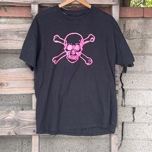 Black and hot pink skull t-shirt.